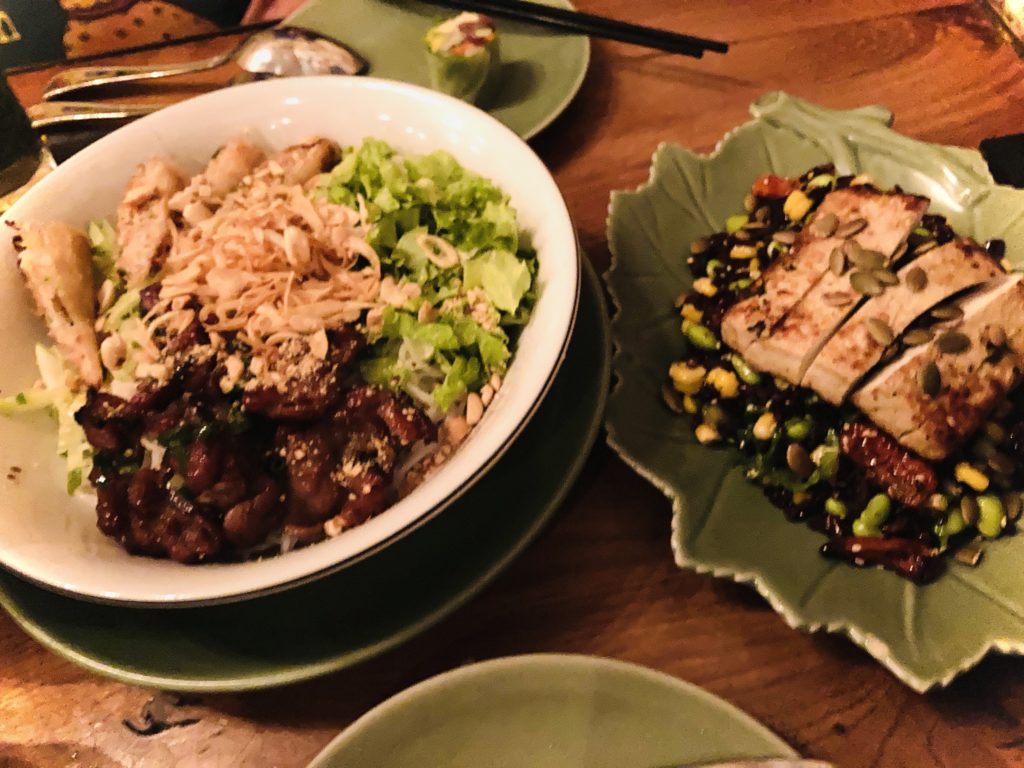 Bún thịt nứong（ベトナム風肉混ぜ麺）と豆腐サラダ