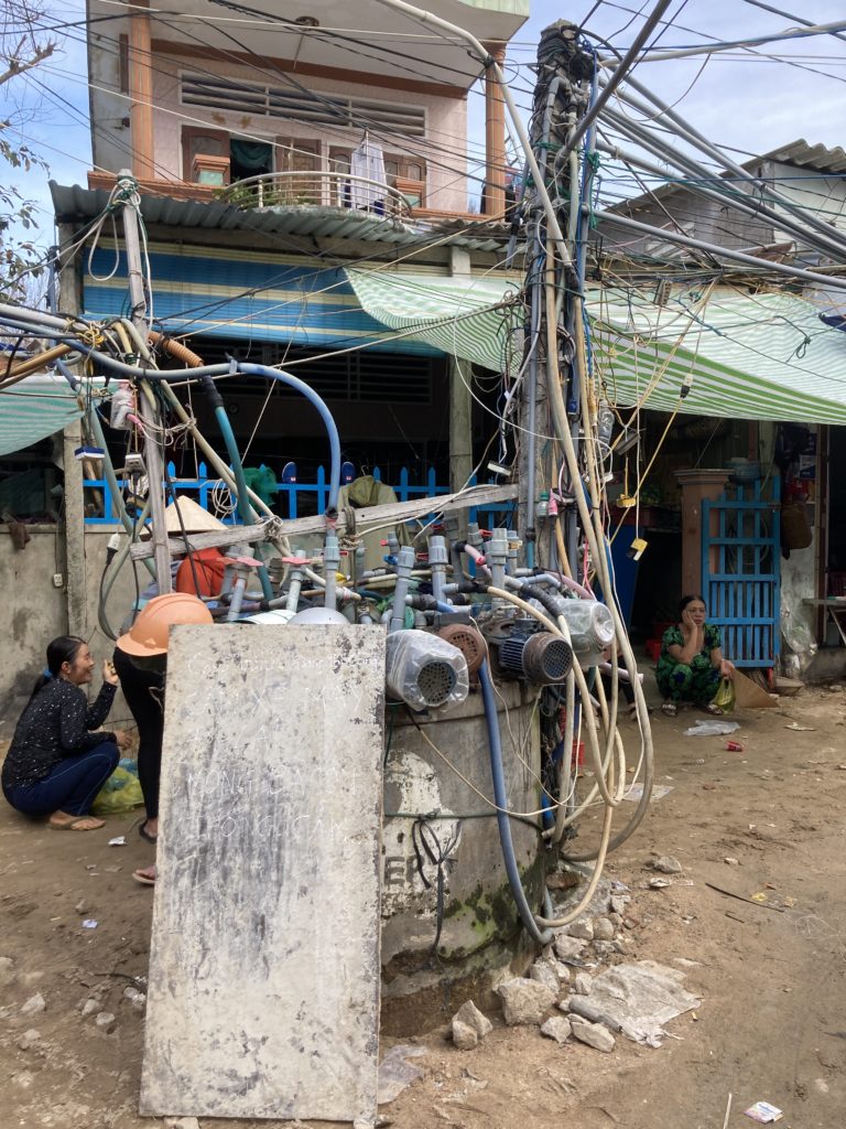 村の中央には集約された電線が…