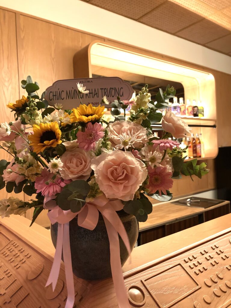 知り合いの大学教授から開店祝いの花をいただきました！