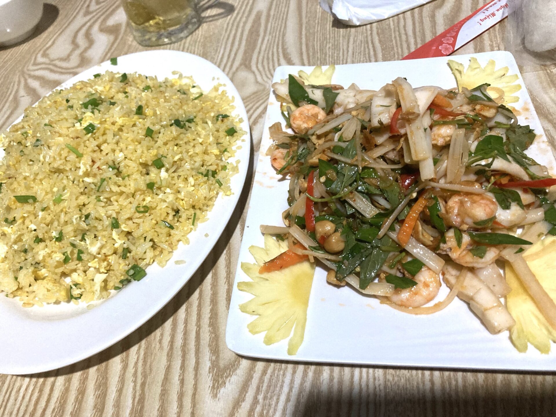 チャーハン／Cơm chiên trứng（左）
海鮮の和え物／Gỏi hải sản（右）