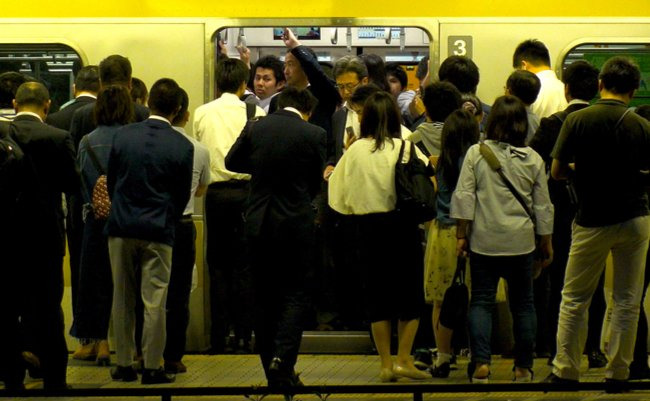 通勤時の電車には特に疲れてる人が多い